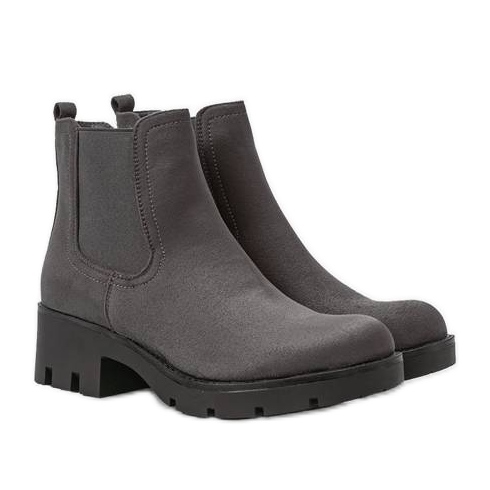 Botas grises en la publicación de otoño
