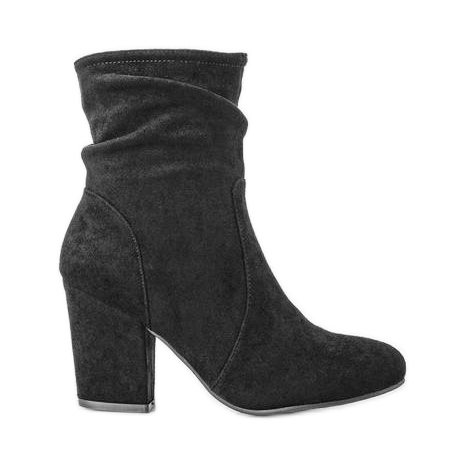 Botines negros en el poste de Lines Botines negros en el poste de Lines