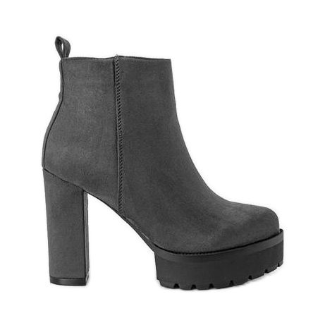 Botas grises en el puesto de Lulis Botas grises en el puesto de Lulis