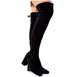 PG1 Botas Agaloa de ante negro en una barra