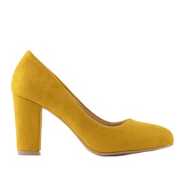 Bombas mostaza en el poste de Tahlia amarillo Bombas mostaza en el poste de Tahlia amarillo