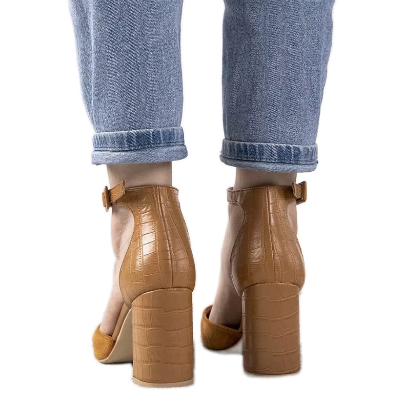 Bombas de camello en el puesto de Natalie marrón