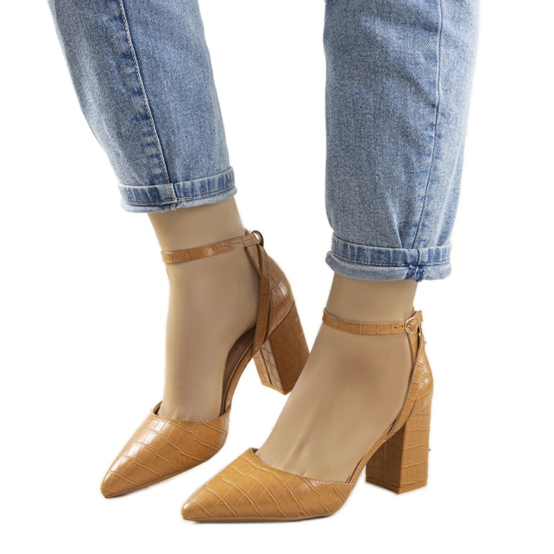 Bombas de camello en el puesto de Davies marrón Bombas de camello en el puesto de Davies marrón