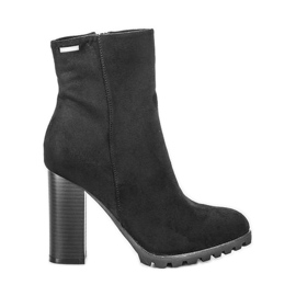 Botines negros en el poste de Marissa