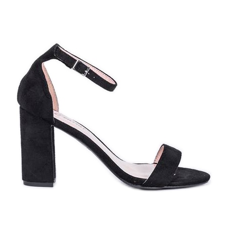 Sandalias negras en el puesto de Bethany negro