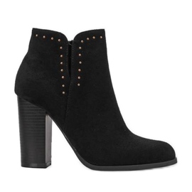 Botines negros en el poste de Cosette