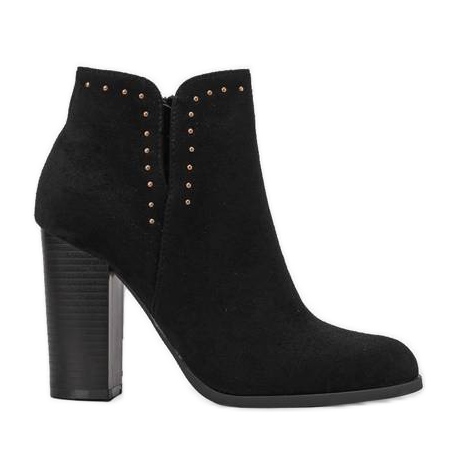 Botines negros en el poste de Cosette
