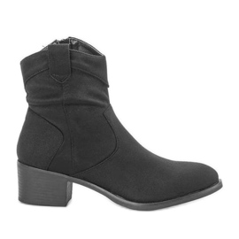 Botines negros en un poste bajo de Vine