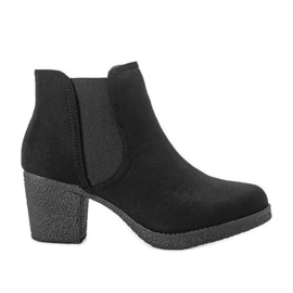Botines negros en el poste de Lasha