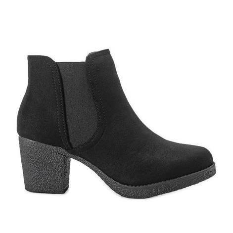 Botines negros en el poste de Lasha