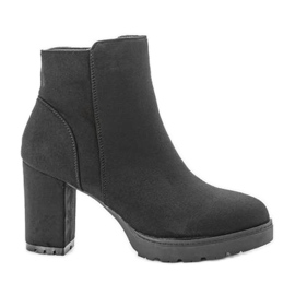 Botines negros en el poste Melise