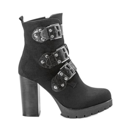 Botas negras en el puesto de Corgi negro Botas negras en el puesto de Corgi negro