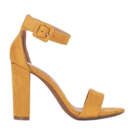 Sandalias amarillas en el poste de la Mujer Mágica amarillo