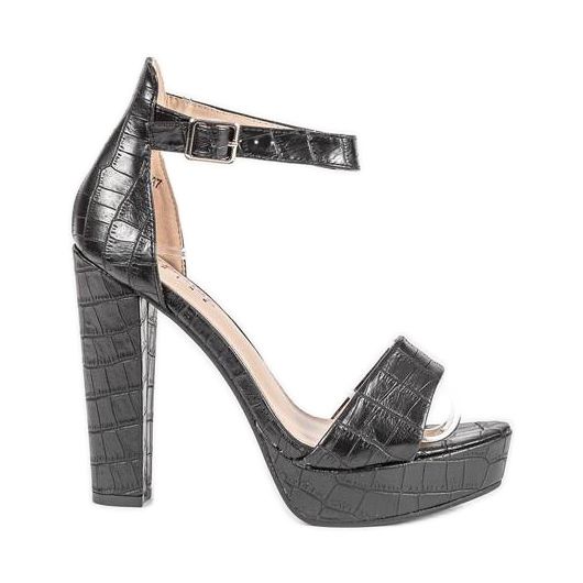 Sandalias negras en el poste de Dolores negro