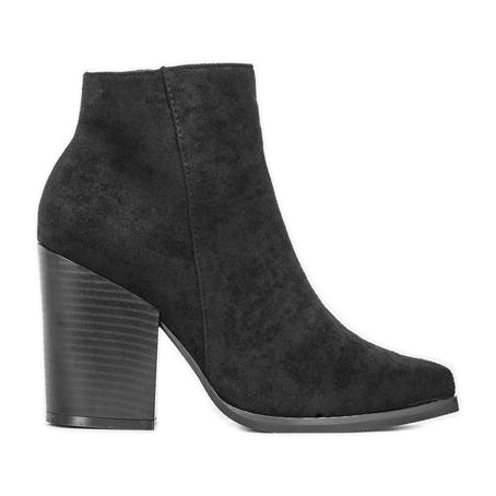 Botines negros en el poste de Mia