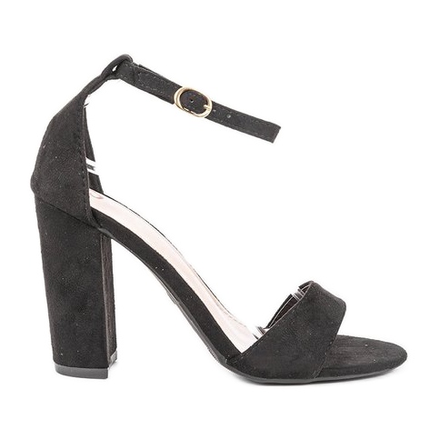 Sandalias negras en el poste de Beti negro