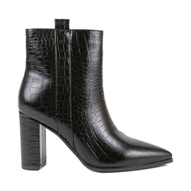 Botines negros en el poste de Zahara