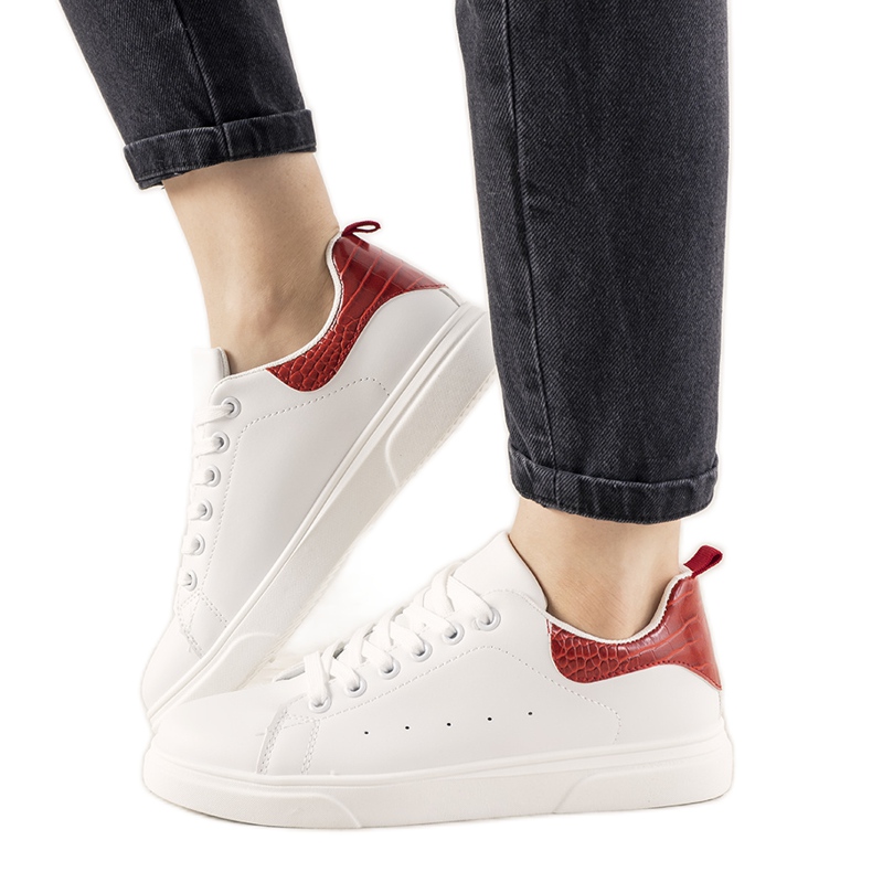 Zapatillas rojas y blancas sobre suela gruesa Influ blanco