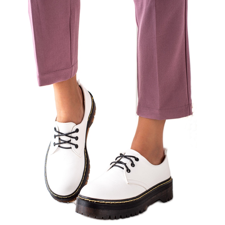 Sweet Shoes Brogues blancos en la plataforma
