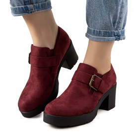 Brogues granate en el poste de Leonie rojo