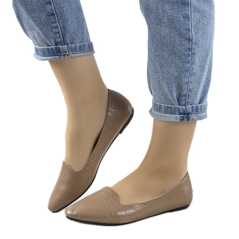 Bailarinas marrones con estampado de piel de cocodrilo de Aupra beige Bailarinas marrones con estampado de piel de cocodrilo de Aupra beige