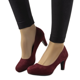 Zapatos de tacón burdeos en un stiletto Eiffel rojo Zapatos de tacón burdeos en un stiletto Eiffel rojo