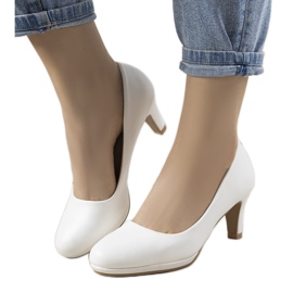 Zapatos de salón blancos con tacón de aguja de ecopiel Fink Zapatos de salón blancos con tacón de aguja de ecopiel Fink