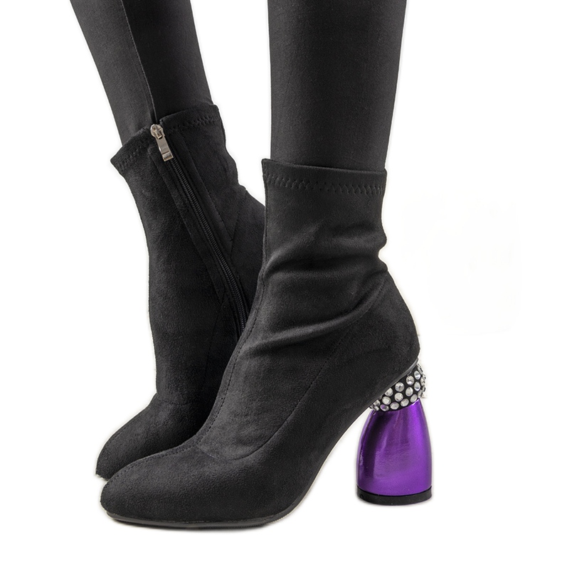 Botas negras en un poste decorativo de Bazin negro Botas negras en un poste decorativo de Bazin negro