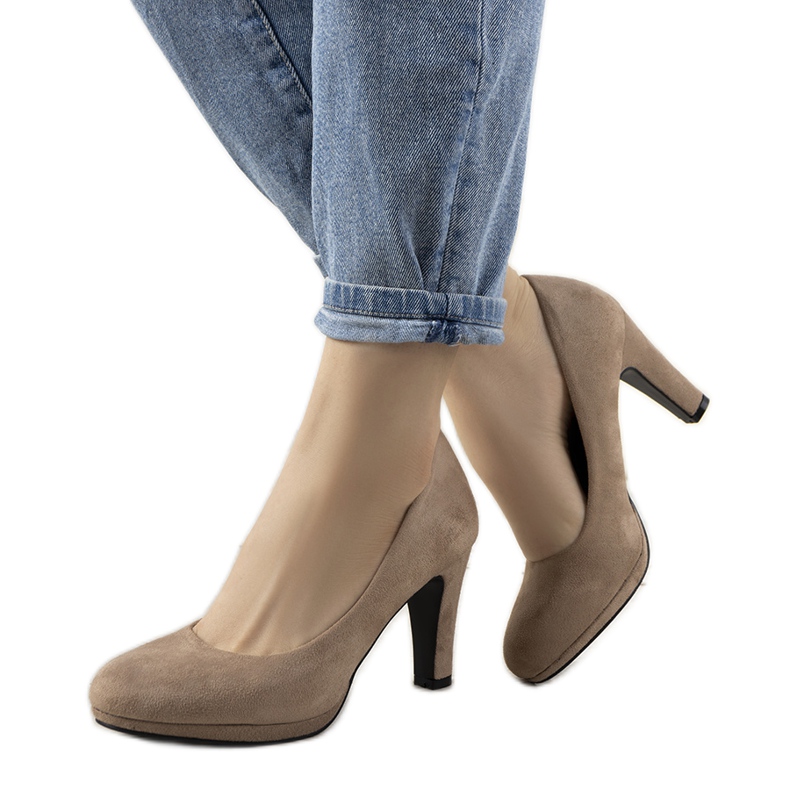 Zapatos de salón beige sobre un pilar de cuero ecológico Sara