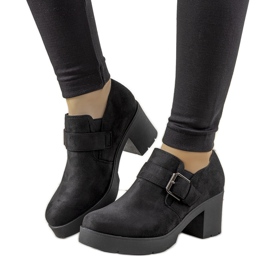 Zapatos negros en el puesto de Leonie