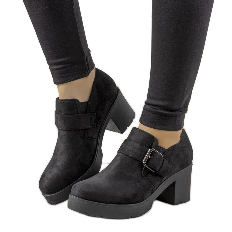 Zapatos negros en el puesto de Leonie