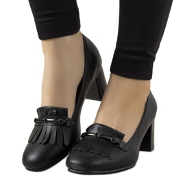 Zapatos de tacón negros en un poste de cuero ecológico de Alice
