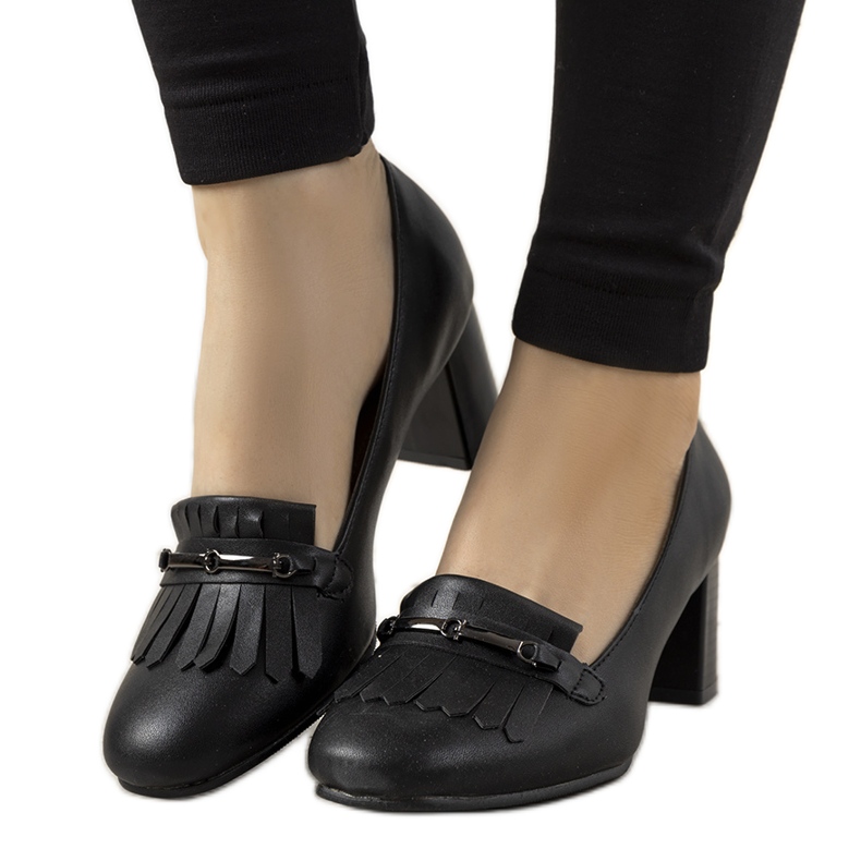 Zapatos de tacón negros en un poste de cuero ecológico de Alice Zapatos de tacón negros en un poste de cuero ecológico de Alice