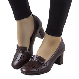 Zapatos de salón granate en un poste de cuero ecológico de Alice rojo