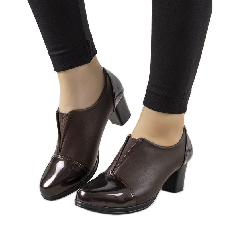 Brogues marrones en el poste de Villareal marrón Brogues marrones en el poste de Villareal marrón