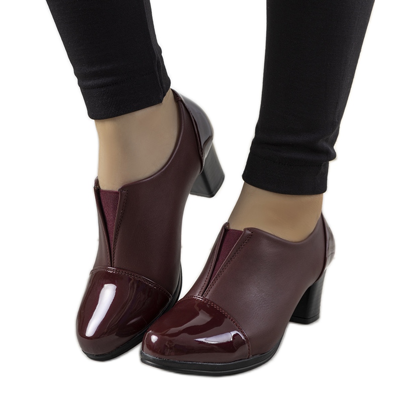 Brogues granate en el poste de Villareal rojo
