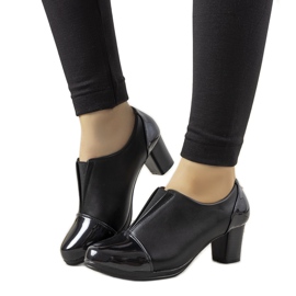 Zapatos negros en el puesto de Villareal