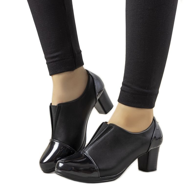 Zapatos negros en el puesto de Villareal