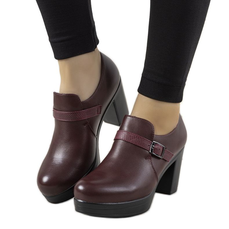 Zapatos brogue granate en el poste de Hersilia rojo Zapatos brogue granate en el poste de Hersilia rojo