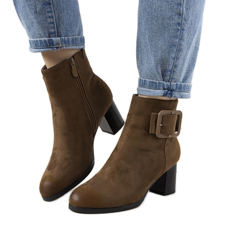 Botas marrones en el poste de Carrillo marrón