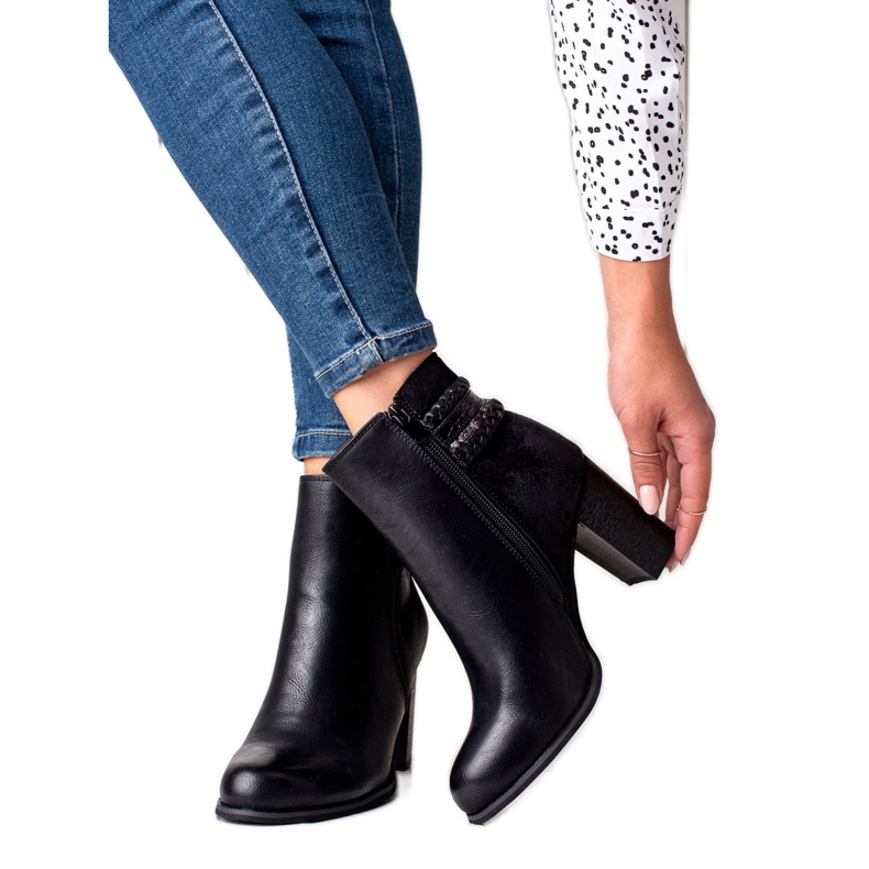 Erynn Botas con estilo en un poste negro