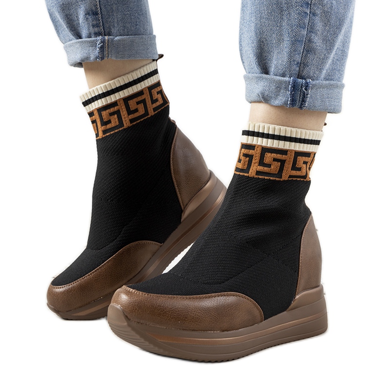 Zapatillas Wanda con cuña marrón negro