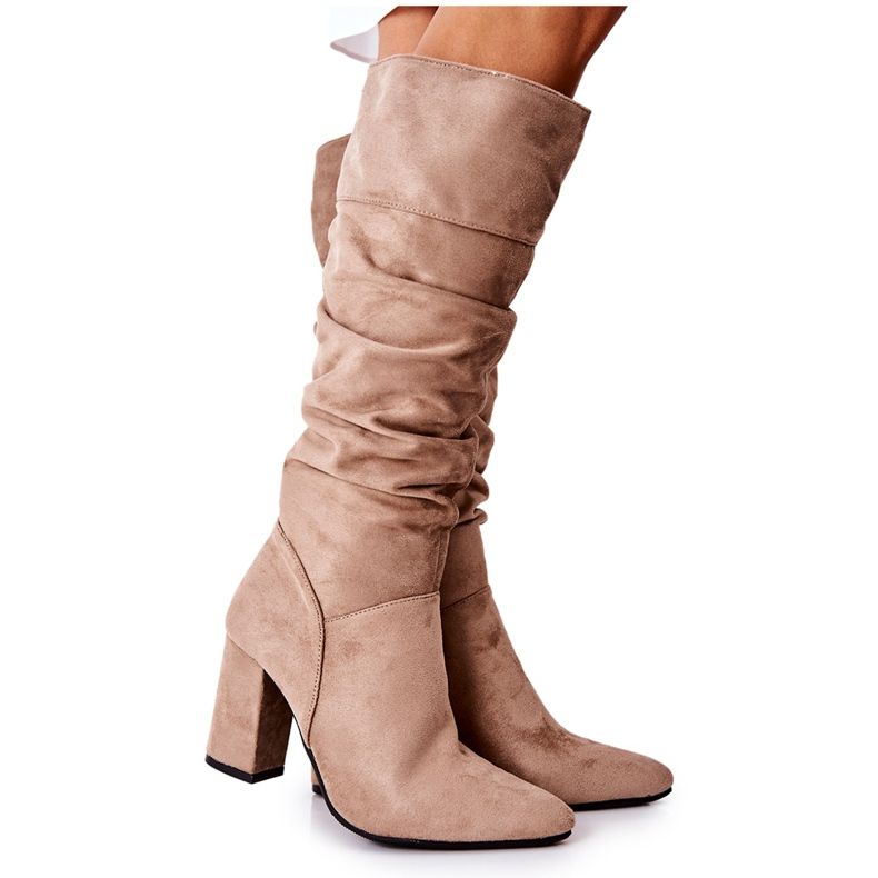 Vinceza Botas Dorelle de ante beige en una barra Vinceza Botas Dorelle de ante beige en una barra