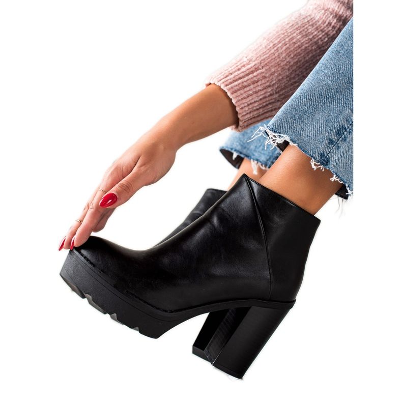 Janessa Botas con cuero ecológico en la plataforma negro