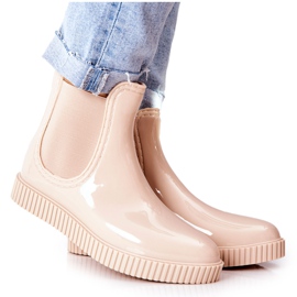 PS1 Botas de lluvia brillantes en una plataforma de cascada beige