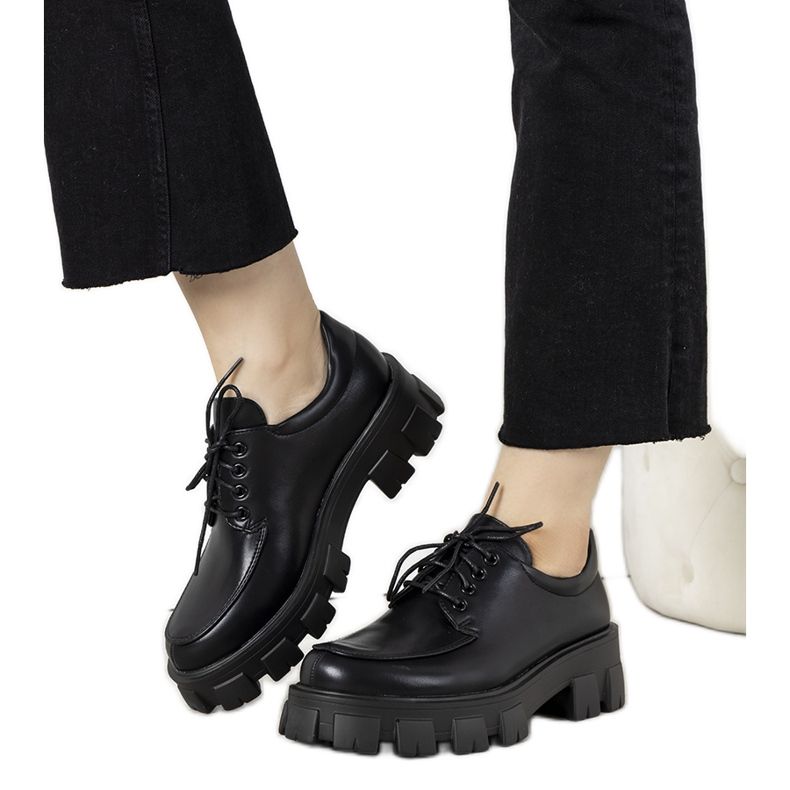 Zapatos negros sobre suela gruesa Lamare