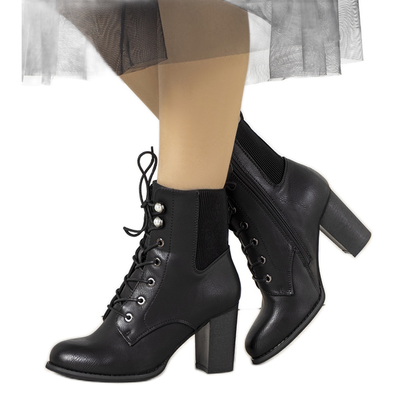 Botines negros en el poste Vedette Botines negros en el poste Vedette