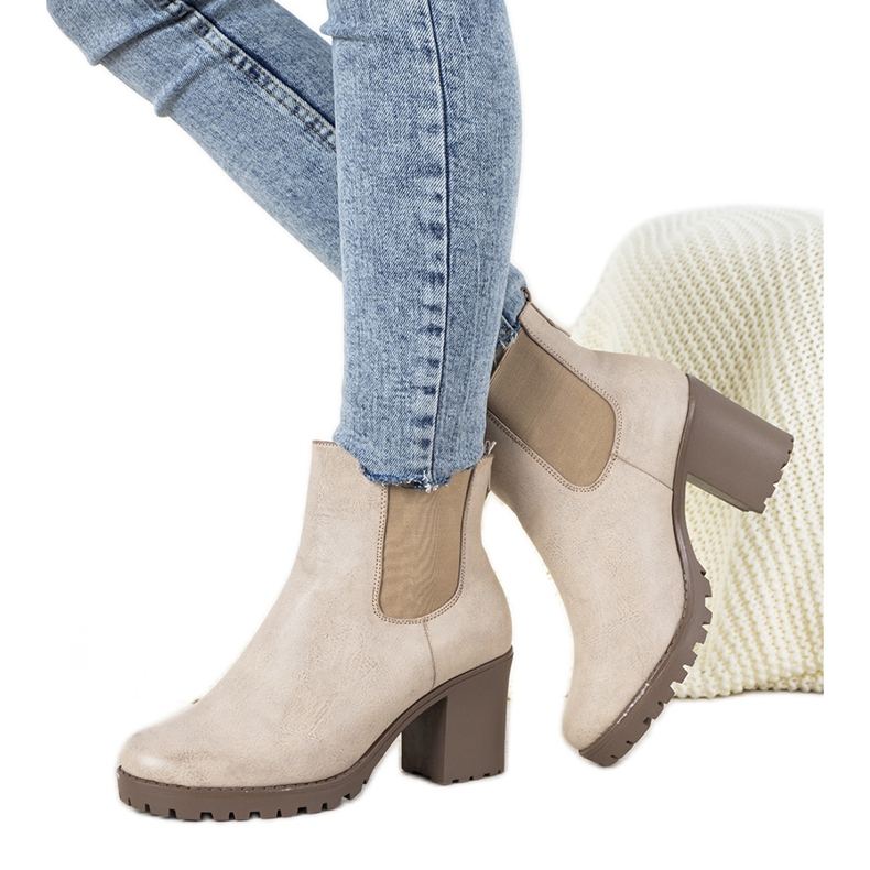 Botas beige en el poste Auger