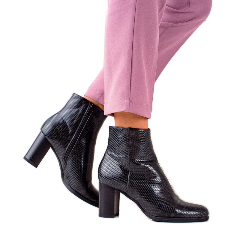 TRENDI Botas con estampado de serpiente en un poste negro TRENDI Botas con estampado de serpiente en un poste negro