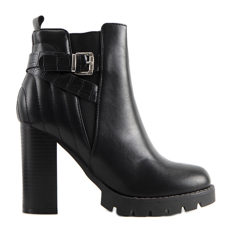 Botines negros en el poste de Adrienne